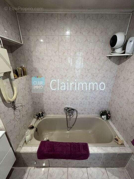 Salle de bain bien agencée - Maison à MARTIGUES