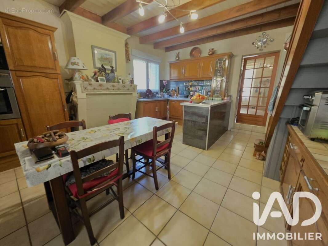 Maison 211 m² à Nieul-Les-Saintes  - photo 3