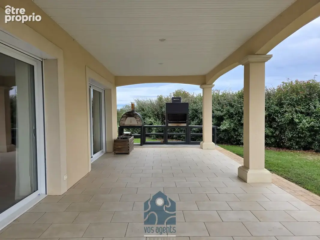 Maison T5 avec piscine, double garage, terrasse couverte, pergola et dépendances - photo 12