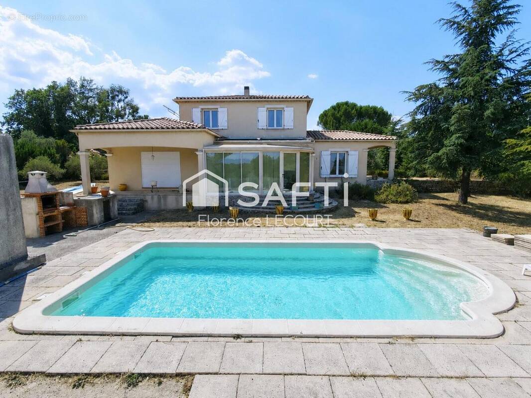 Maison 186 m² à Saint-Maximin-La-Sainte-Baume  - photo 1