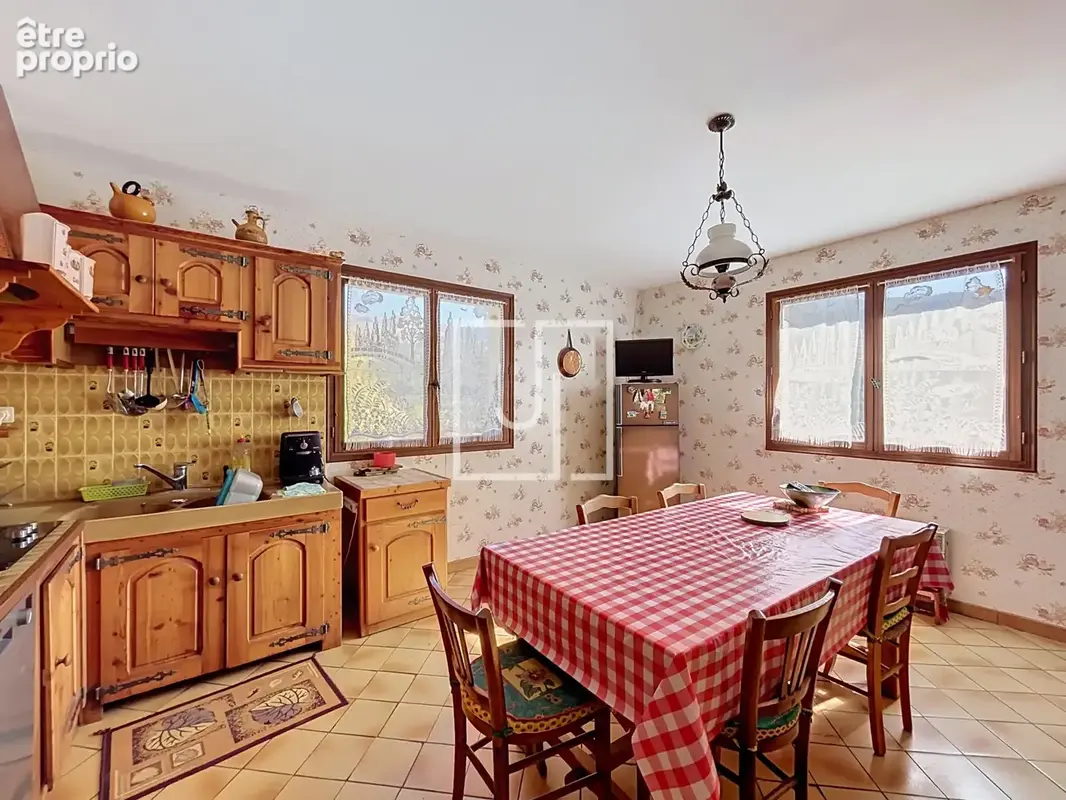 Maison familiale avec 2 appartements, garage double et terrain - Jausiers - photo 8