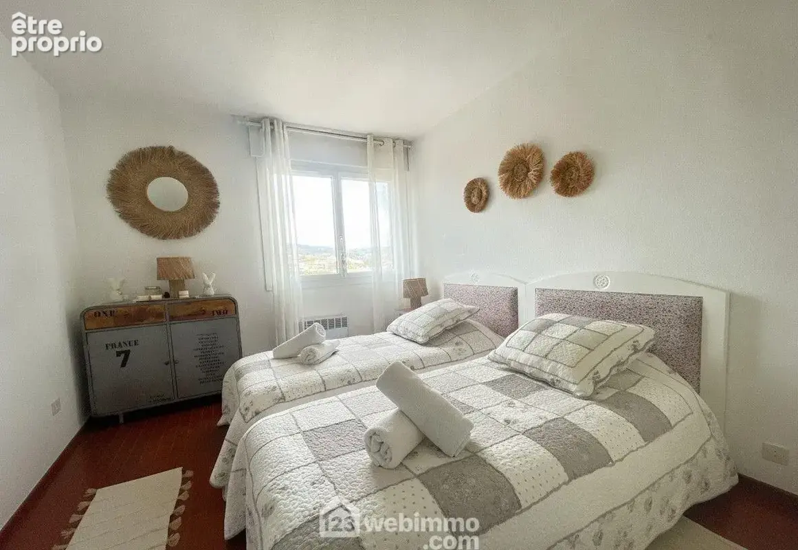 Première chambre confortable avec rangements.