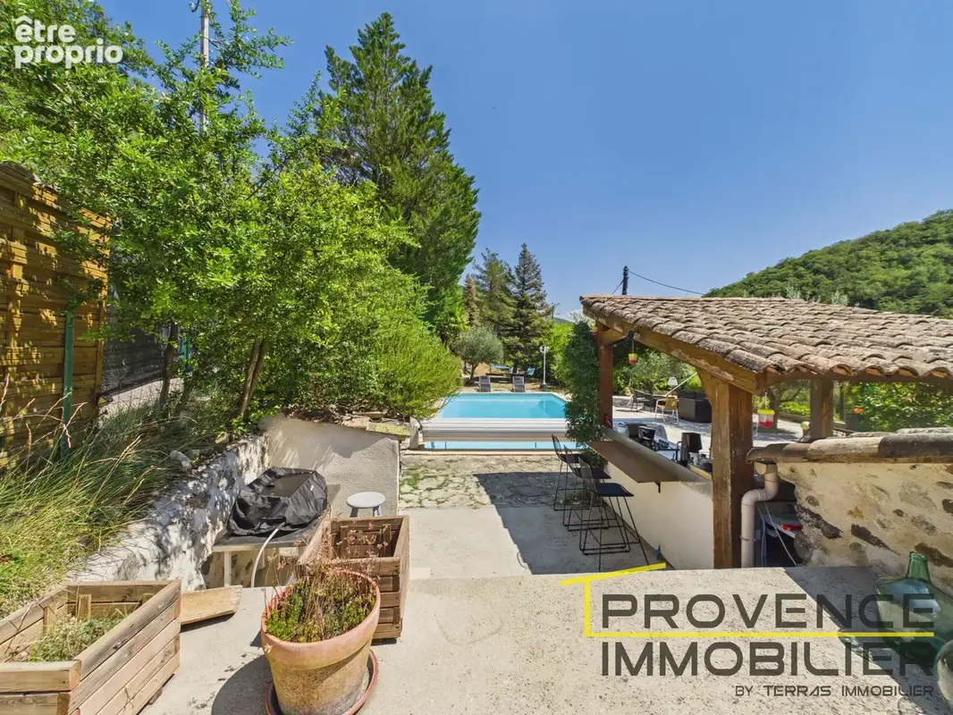 Maison en pierre avec piscine sur plus de 6 000 m2 de terrain avec piscine - Ardèche - photo 2