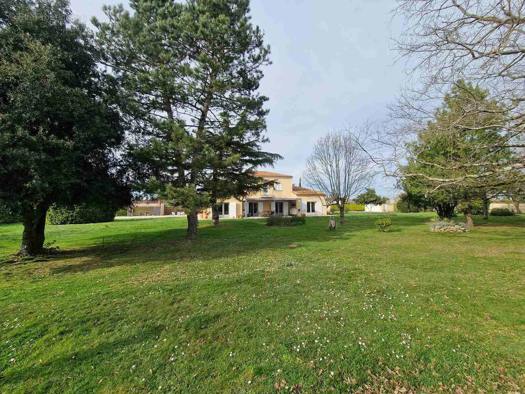 Maison à SAINT-SEURIN-DE-CURSAC
