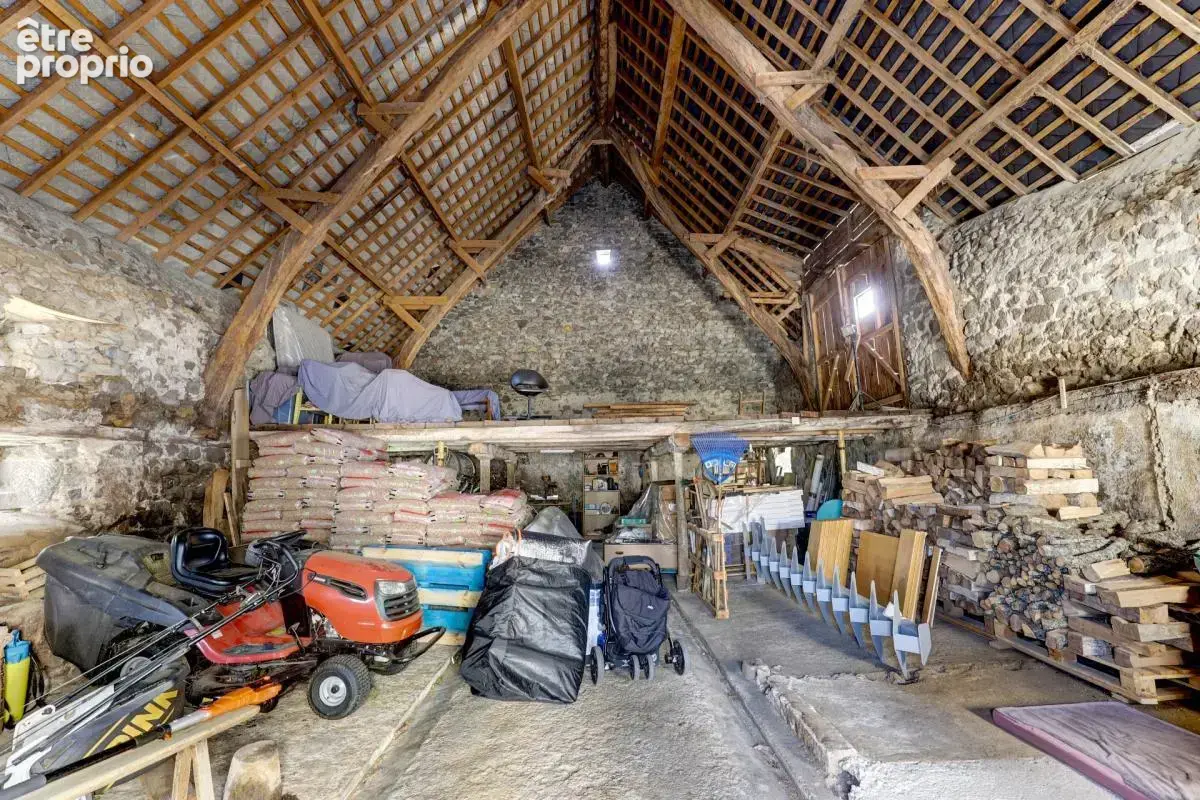 Propriété de caractère de 290 m² bâtis, Saint-Pierre-Roche — Maison rénovée 130 m² + grange de 160 m² à restaurer - photo 19