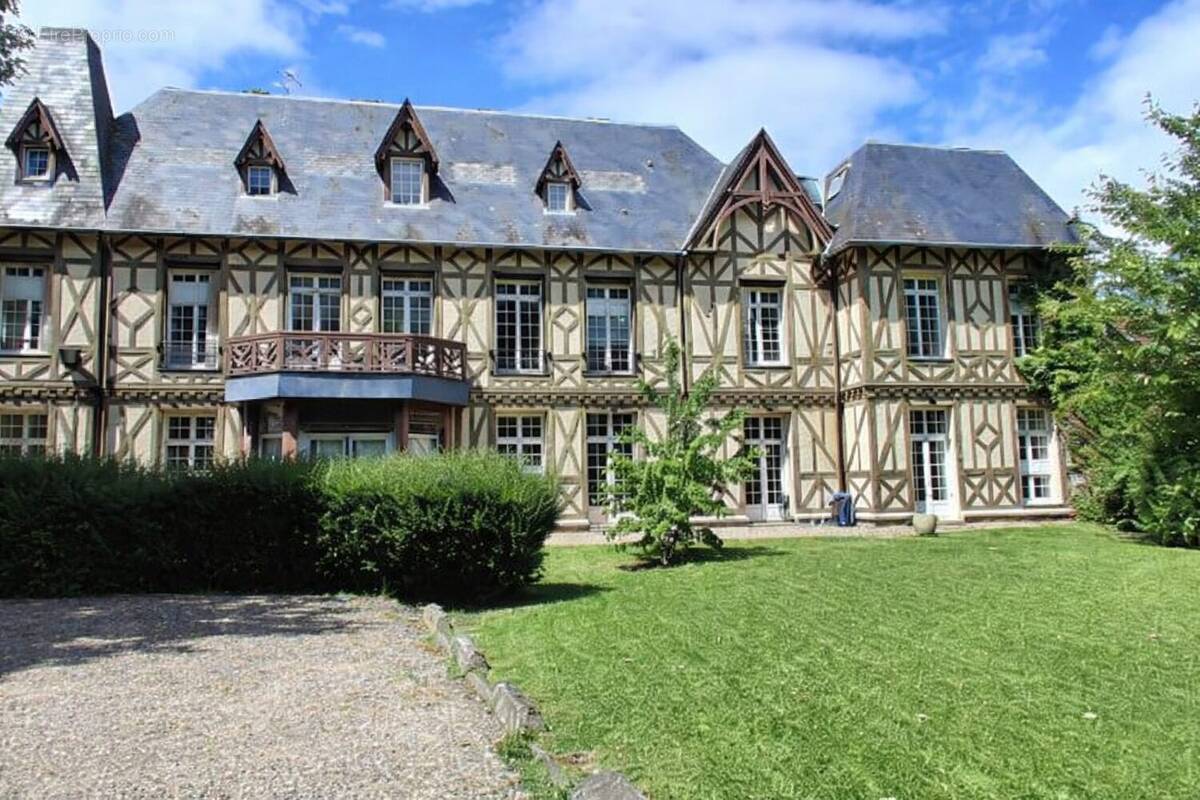 Appartement atypique en rez-de-chaussée proche centre-ville et commerces - Appartement à LOUVIERS