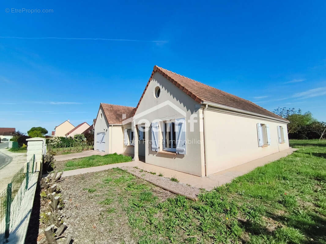 Maison 139 m² à Le Subdray  - photo 2