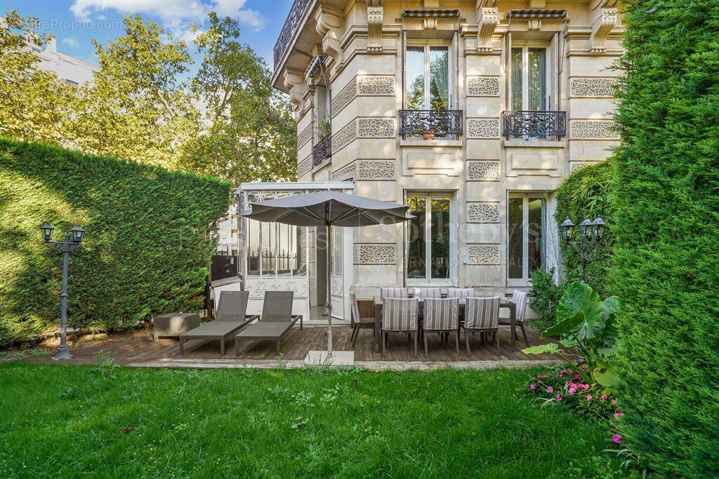 Appartement à PARIS-16E