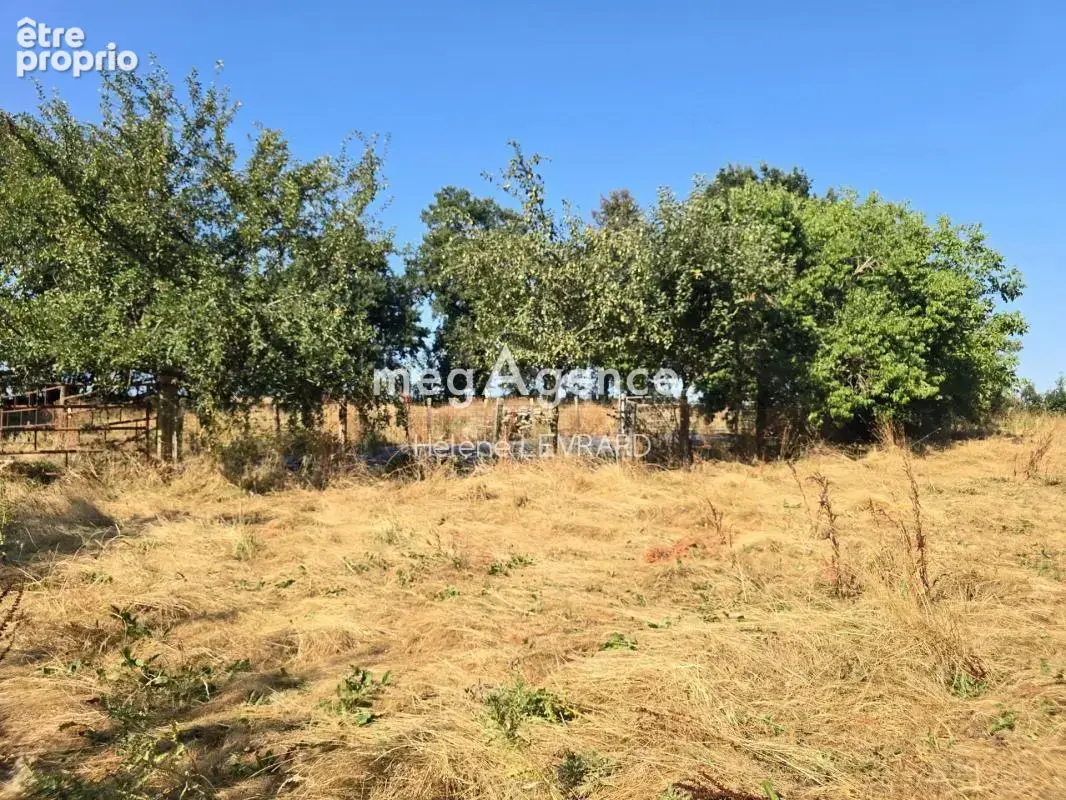BAIS : Terrain de loisirs de +7000m² avec bâtiments - photo 3