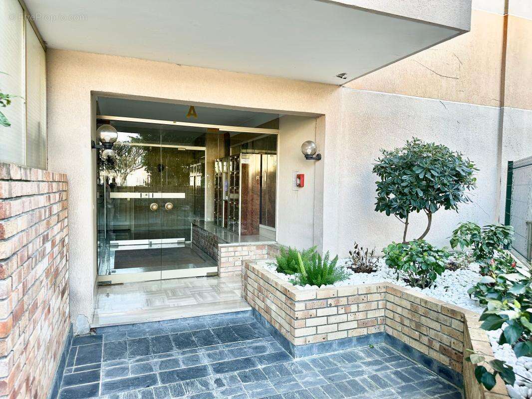 Appartement à SAINT-LAURENT-DU-VAR