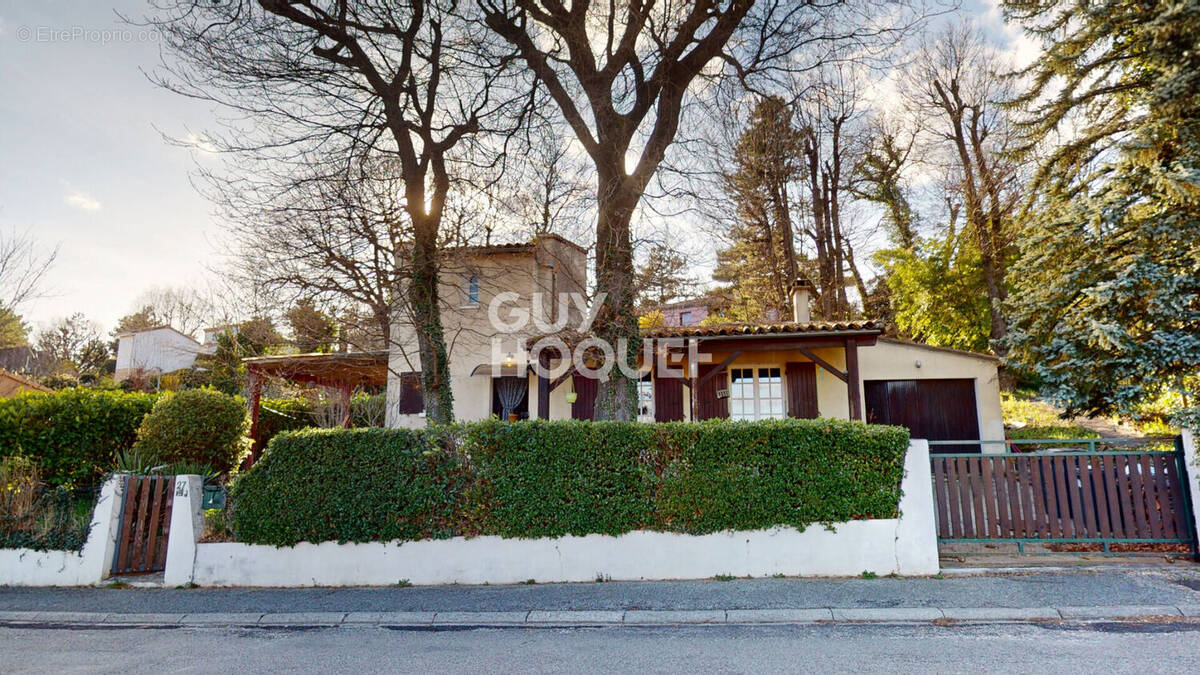 Maison à MONTELEGER