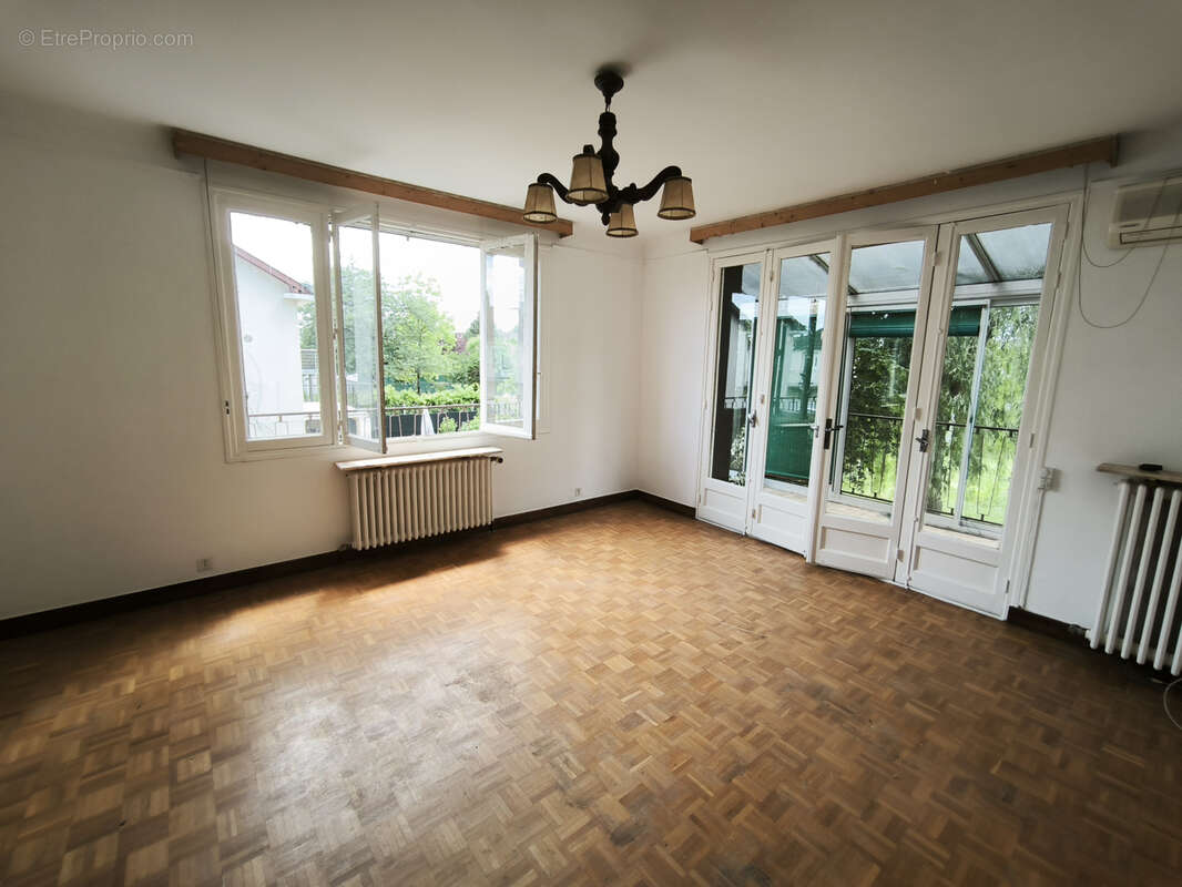 Maison sur sous-sol de 118 m2 avec jardin de 1076m2 en plein centre - photo 4