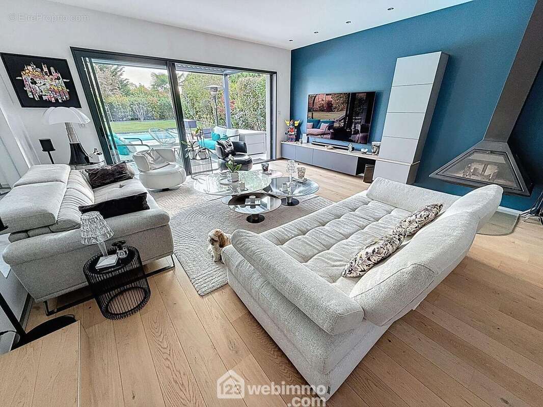 ...avec cheminée à insert, - Maison à SAINT-PIERRE-DU-PERRAY