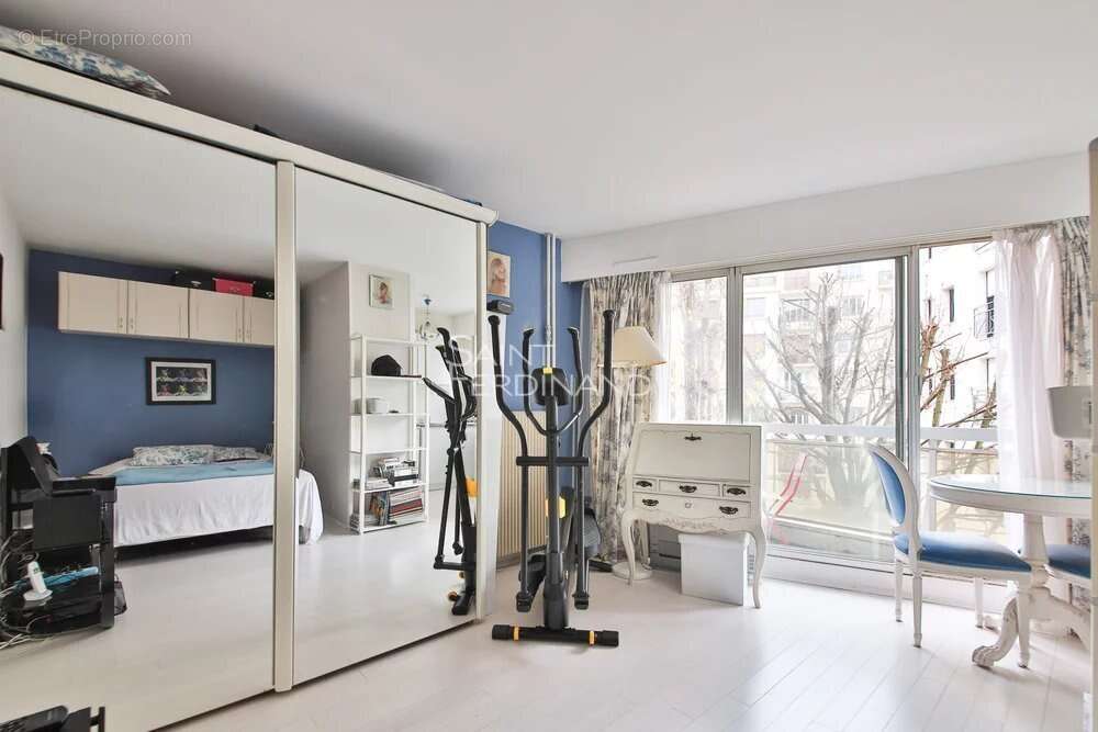 Appartement à PARIS-16E