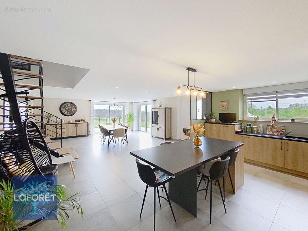 Maison à SAINT-CHRISTOPHE-DES-BOIS