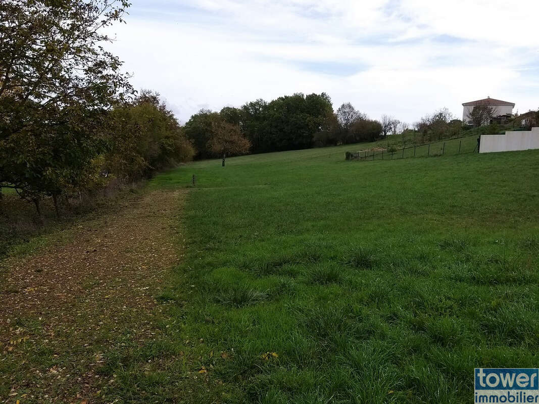 Terrain à GARAT