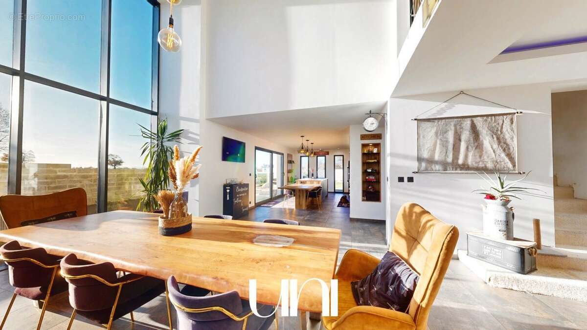 Maison 9 pièces 317 m2 avec terrasse - Saint-Loup-Hors - photo 2