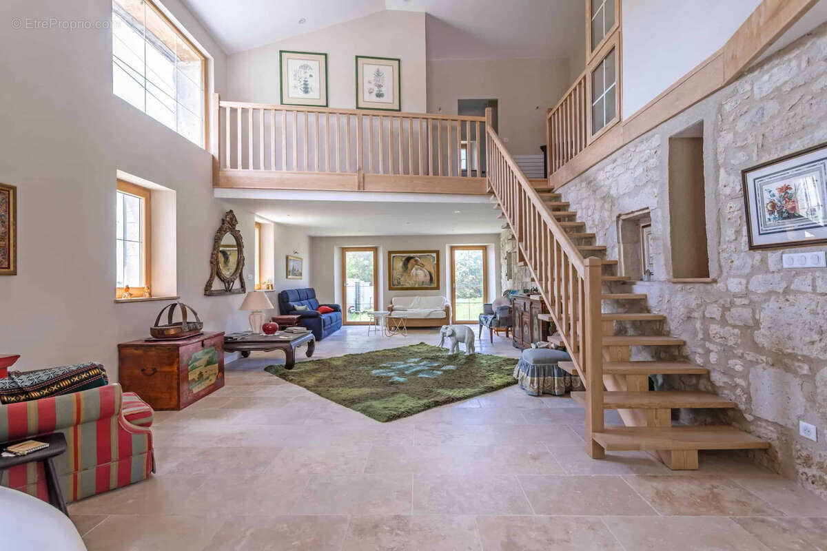 Stone property with renovation project - photo 15