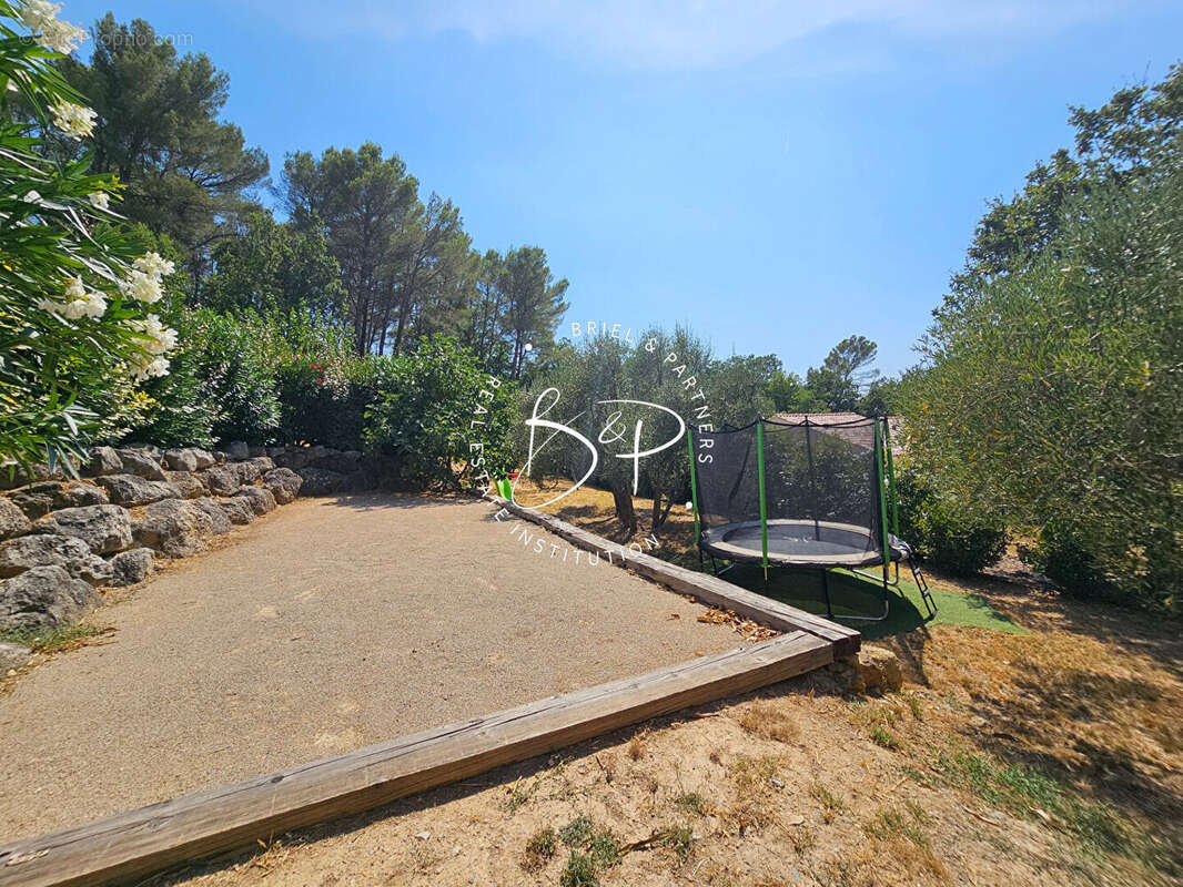 EXCLUSIVITE LORGUES Maison de plain-pied de 127 m² avec 4 chambres, piscine chauffée et jardin paysagé - photo 18