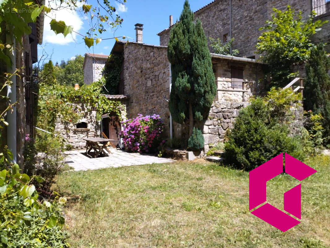 Maison à SAINT-JULIEN-VOCANCE