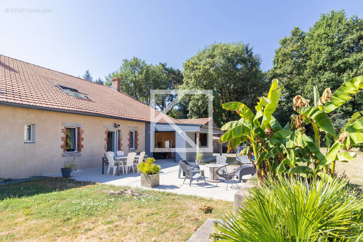 Maison 252 m² à Mesnard-La-Barotiere  - photo 2