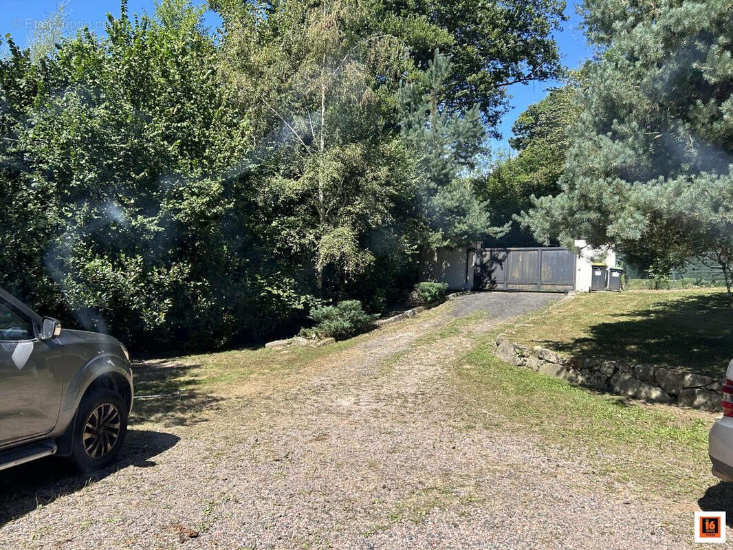 Maison à CELLES-SUR-DUROLLE