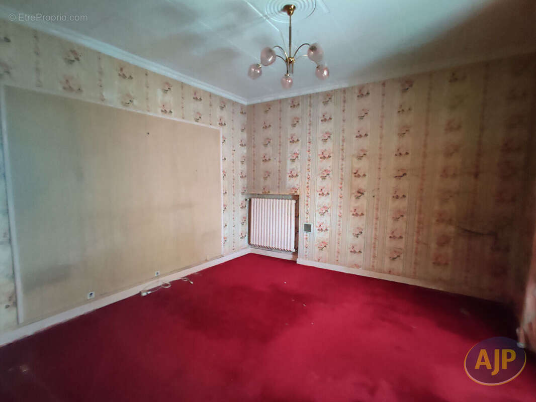 Maison à SAINT-MACAIRE-EN-MAUGES