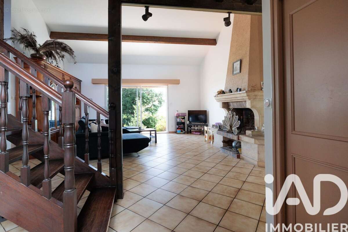 Photo 2 - Maison à SAINT-GENIS-LES-OLLIERES