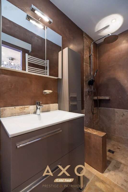 Jouques  villa t8 de plain-pied  studio indépendant  piscine  jacuzzi  3 garages  990 000  - photo 17