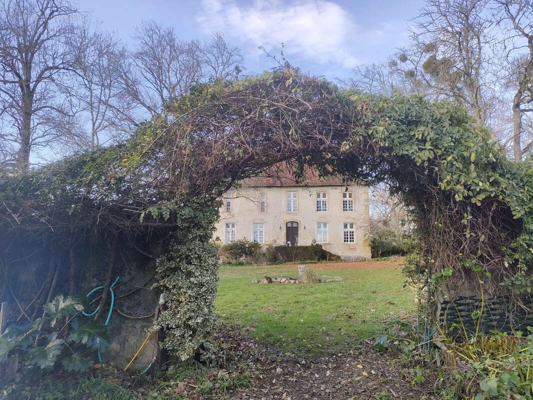 Maison à MOMAS