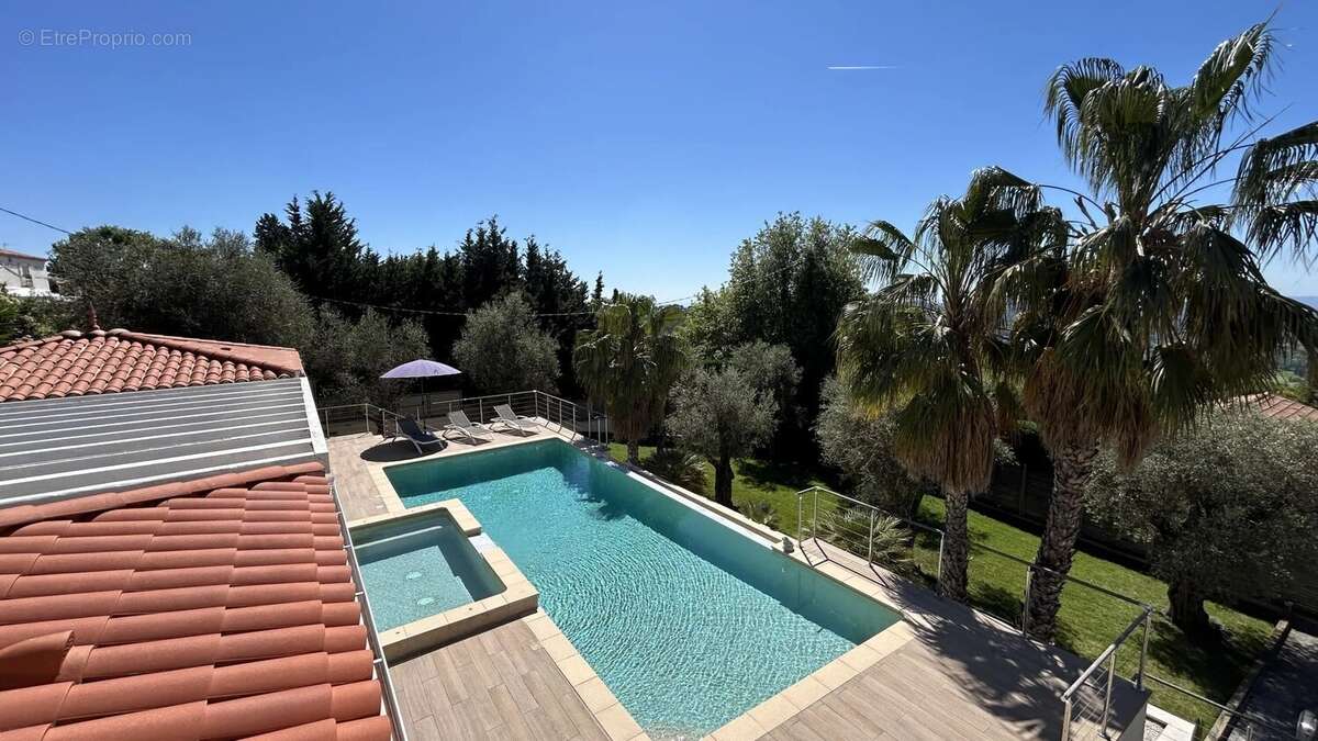 Maison à CHATEAUNEUF-GRASSE