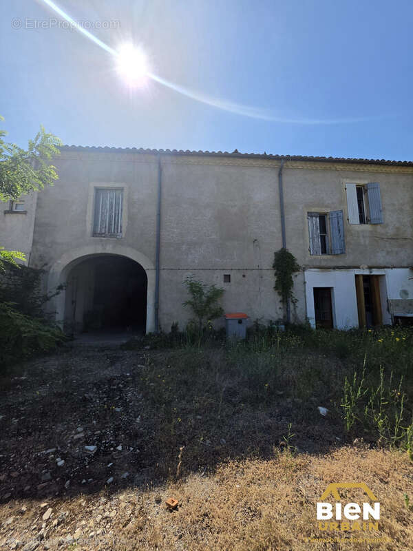 Maison 250 m² à Milhaud  - photo 2