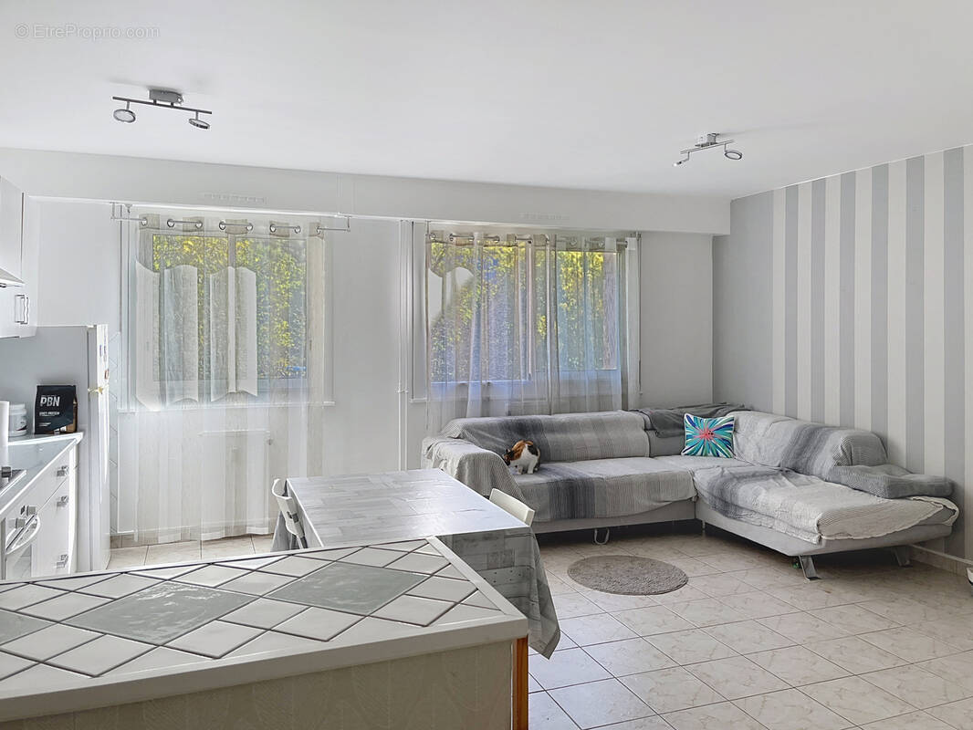 Appartement à ETREMBIERES