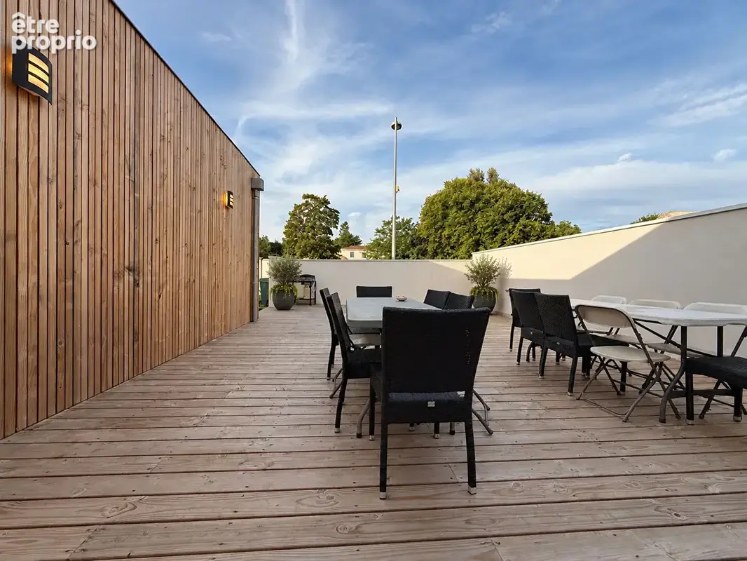 QUARTIER RÉSIDENTIEL - Maison neuve de trois pièces avec grande terrasse bois - photo 2