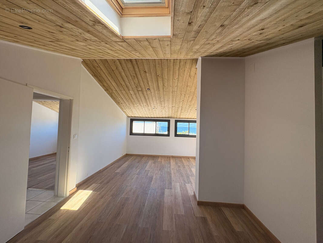 Maison 100 m² à Saint-Pierre  - photo 6