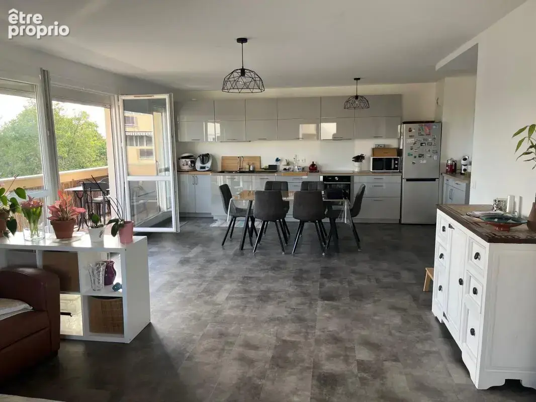 RARE F3 71m² + 2 balcons résidence du BOIS DE VAIRES. Entrée, placards, cuisine équipée ouverte sur séjour double, 1 ou 2 chambr - photo 5