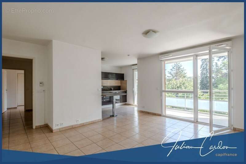 Appartement à ETREMBIERES