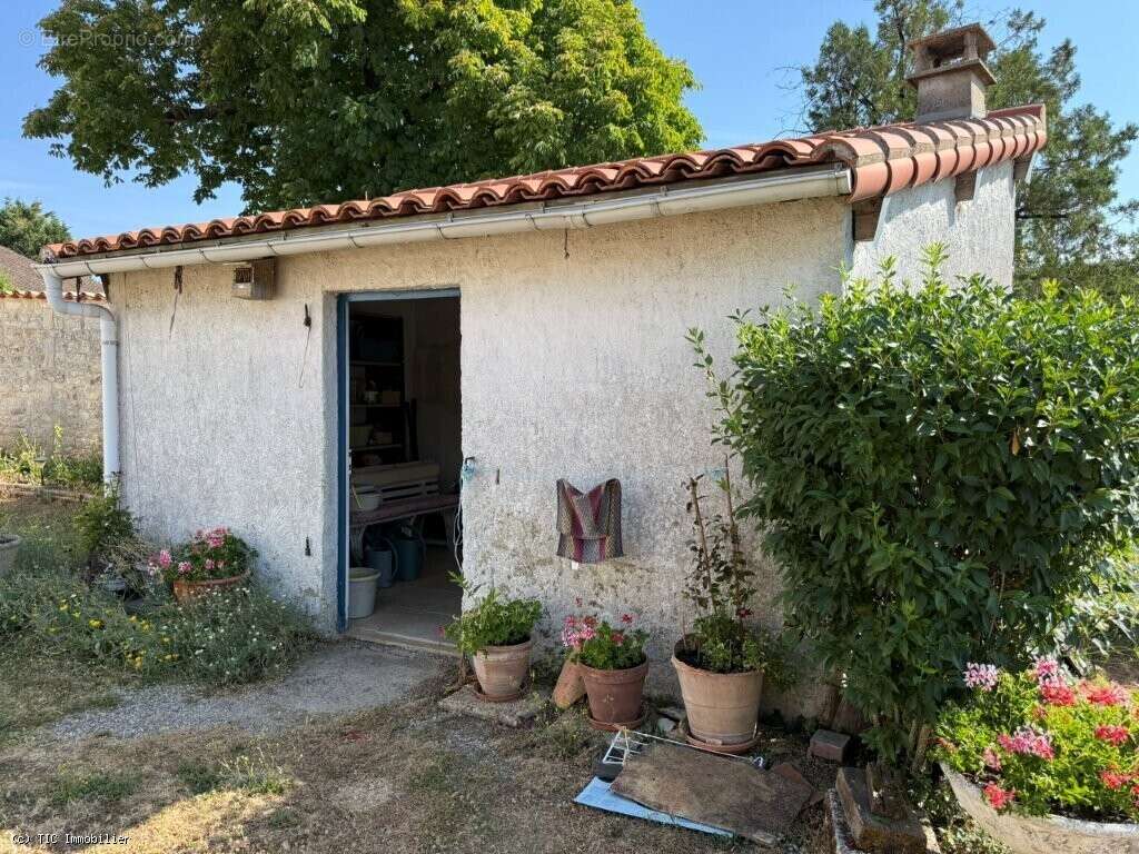 Maison de Campagne Proche Ruffec Avec Grange et Belles Vues - photo 13