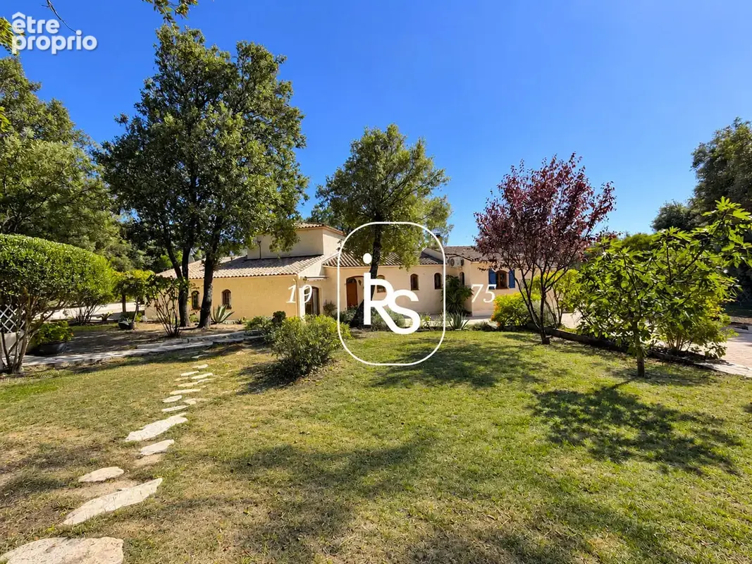 Dans un cadre privilégié, une élégante villa de 170 m2 habitables, des dépendances, une piscine et 4220 m2 de - photo 3
