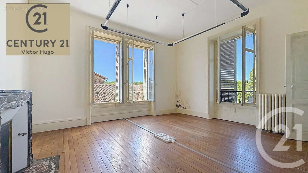 Maison 242 m² à Saint-Victurnien  - photo 10