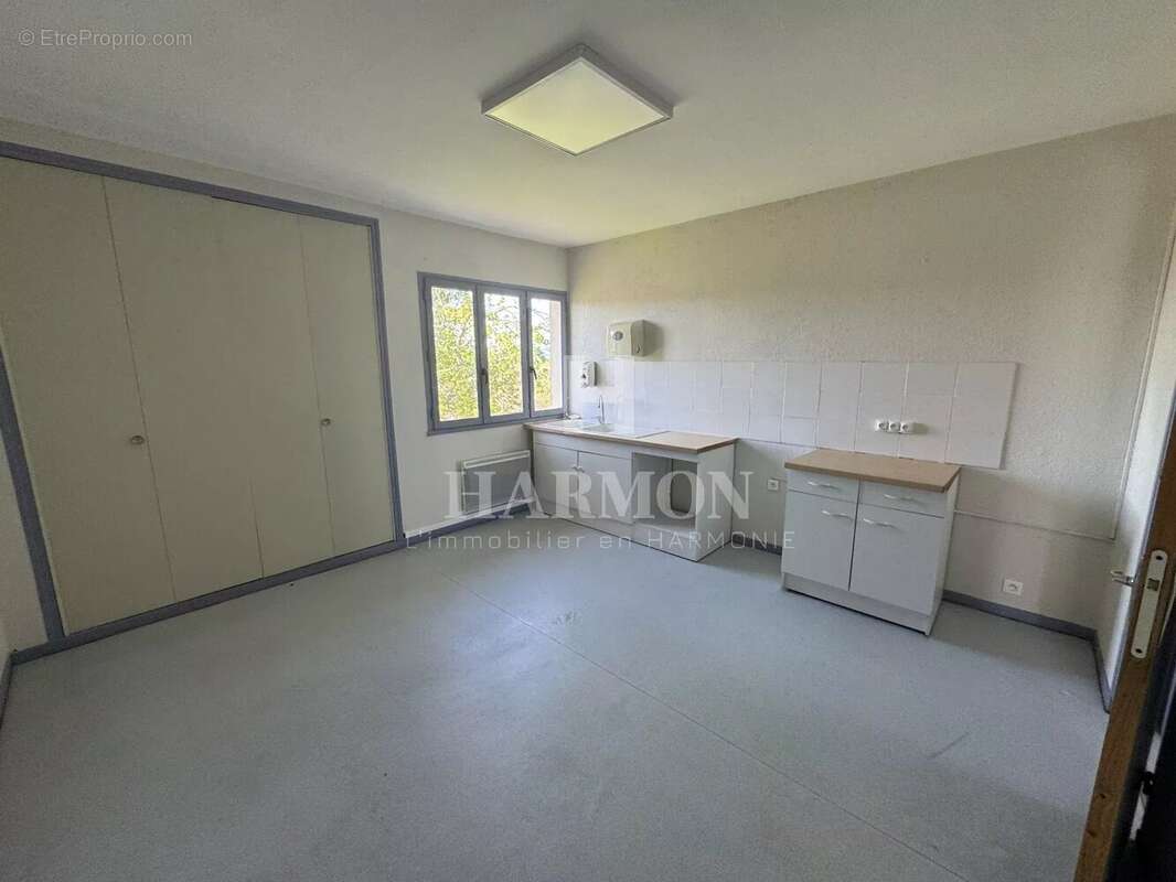 Commerce à SERRES-CASTET