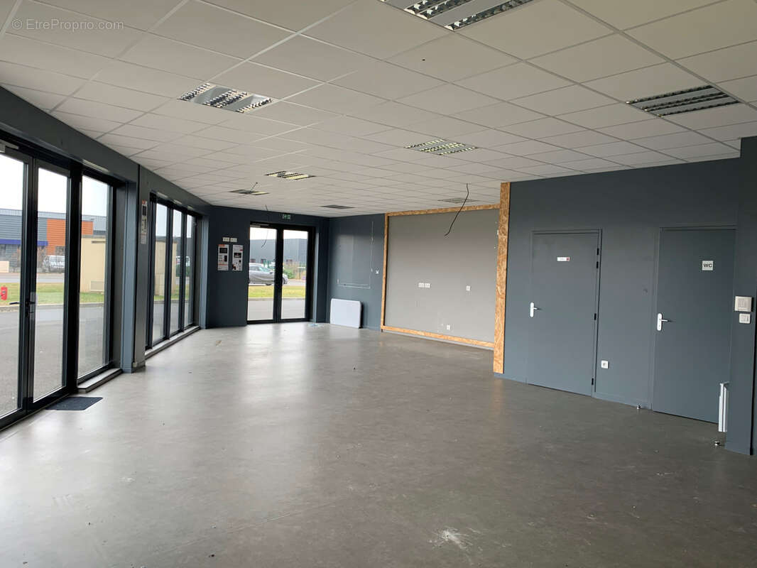 Local commercial avec parking - zone de leclerc - la ville aux dames - photo 4
