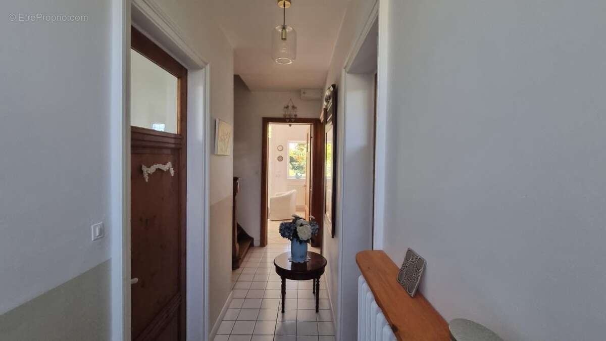 Maison bourgeoise de caractère  sur 3 niveaux–7 chambres – 2 salles d'eau,2 WC  Idéale pour une grande famille ou un investisseu - photo 4