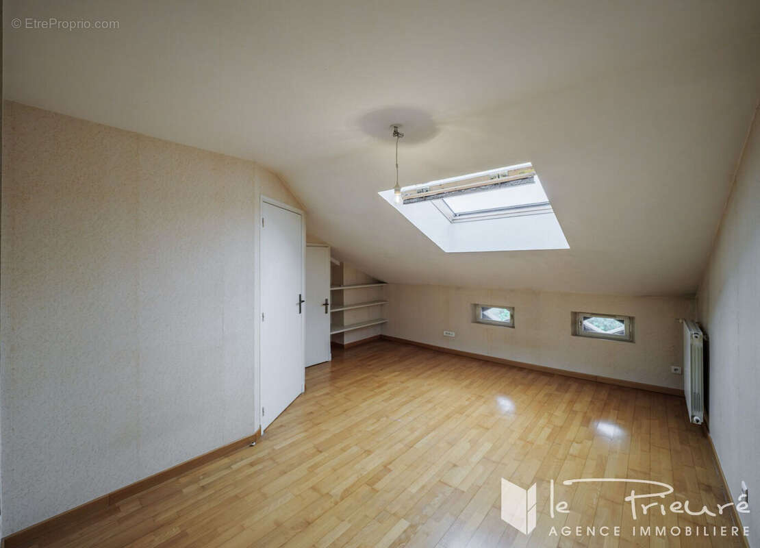 À deux pas de Pelloutier, maison de ville avec jardin, garage et potentiel d'aménagement - photo 12