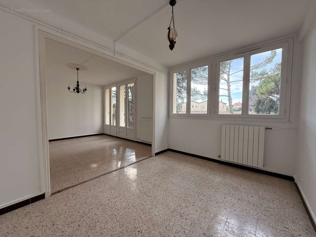 Appartement à BAGNOLS-SUR-CEZE