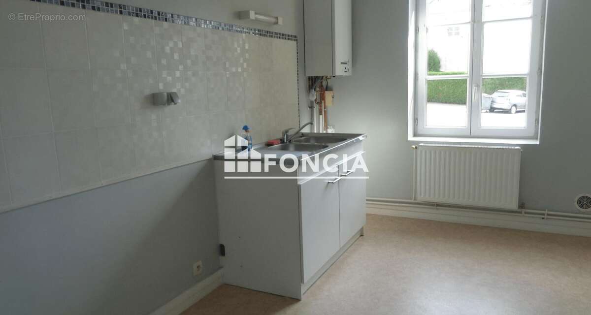 Appartement à COURMELLES