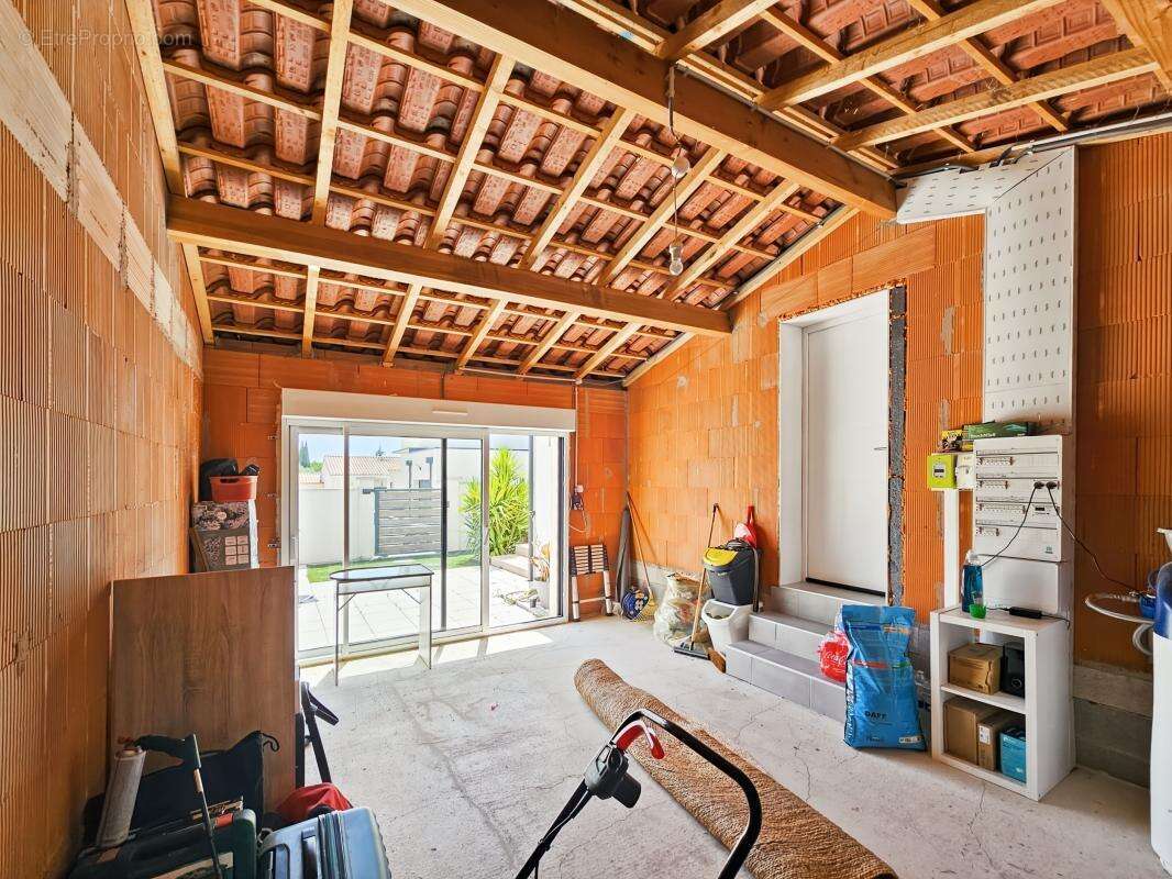 À Vendre à Blauzac - Maison 80 m² T4 avec piscine - photo 11