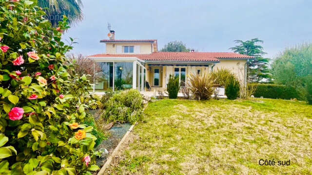 Maison à LAPEYROUSE-MORNAY