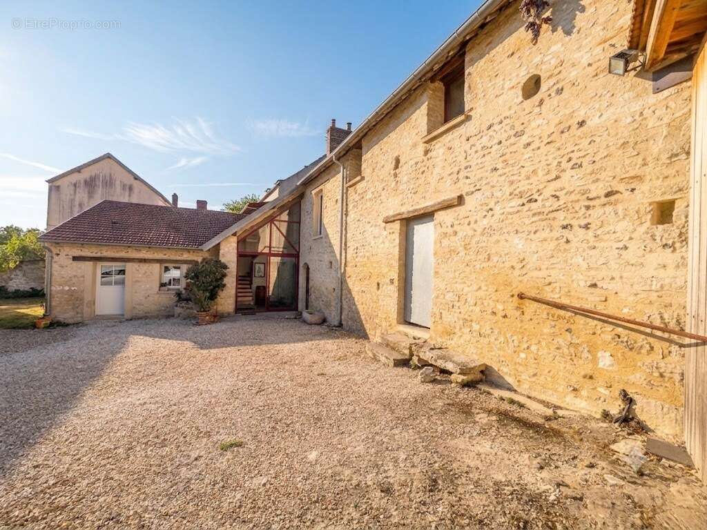 Corps de ferme 7 pièces 182 m² avec dépendances, grange et jardin 855 m² à Gommecourt - photo 2