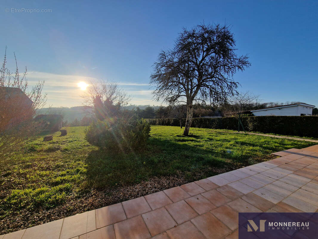 Maison à MONTMOREAU-SAINT-CYBARD